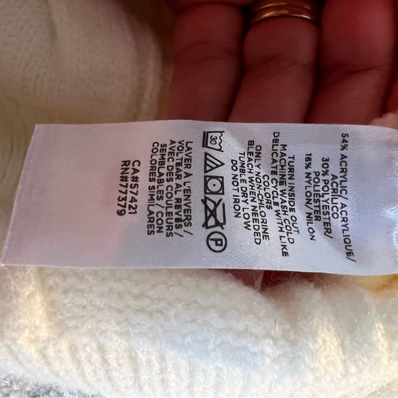 Elegant White Cable Knit sweater with Pearl accents. - Picture 4 of 4